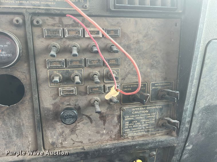 image for item HL9199 1996 Kenworth T800  semi truck