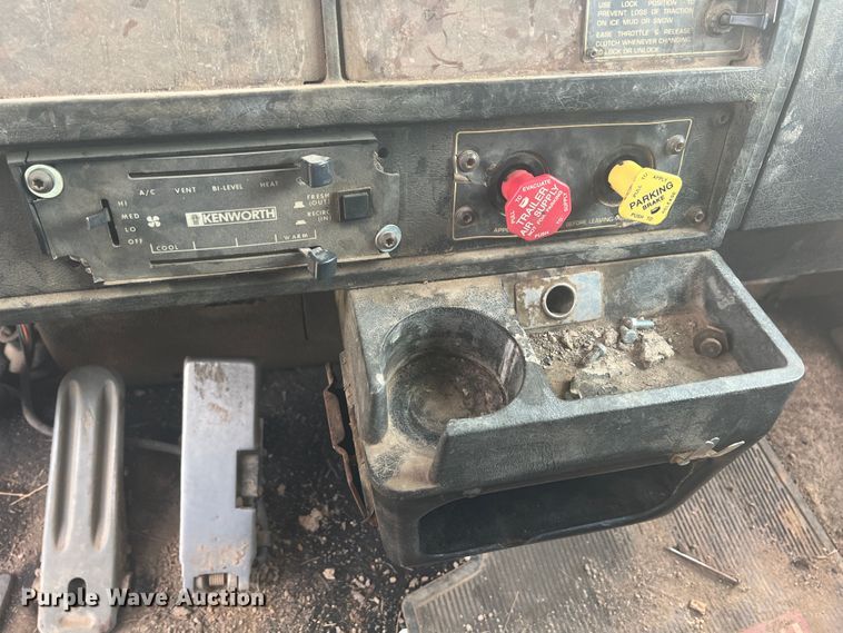 image for item HL9199 1996 Kenworth T800  semi truck