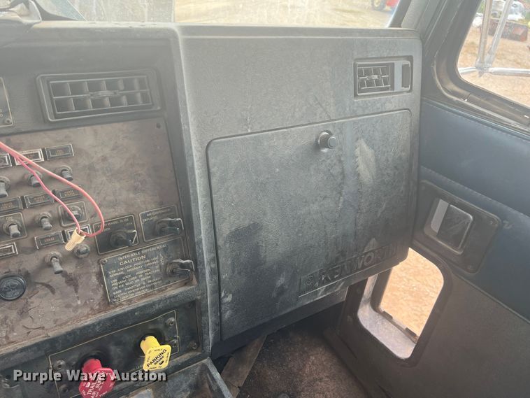 image for item HL9199 1996 Kenworth T800  semi truck