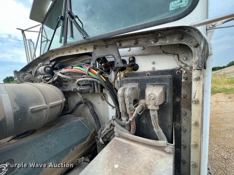 image for item HL9199 1996 Kenworth T800  semi truck