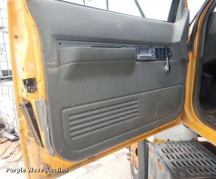 image for item HU9409 1997 Chevrolet C6500  box truck