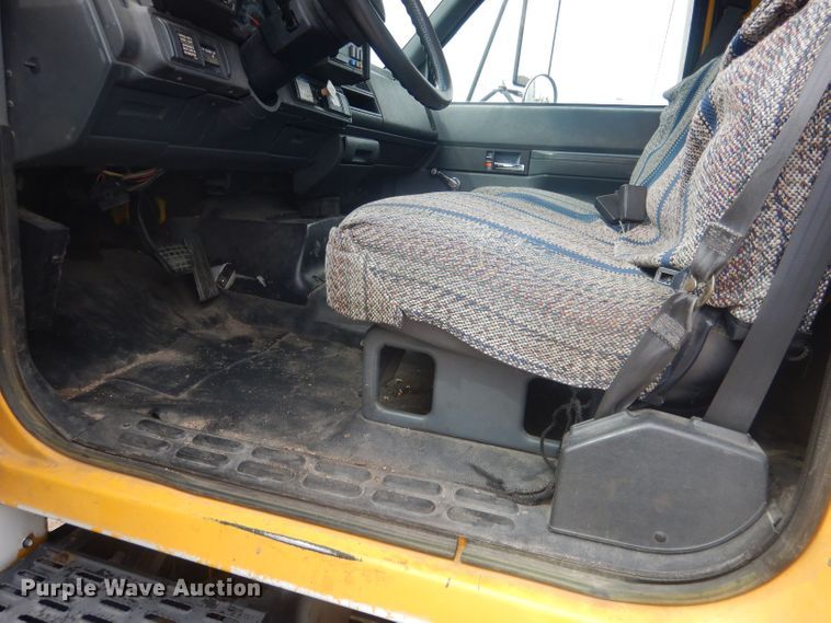 image for item HU9409 1997 Chevrolet C6500  box truck