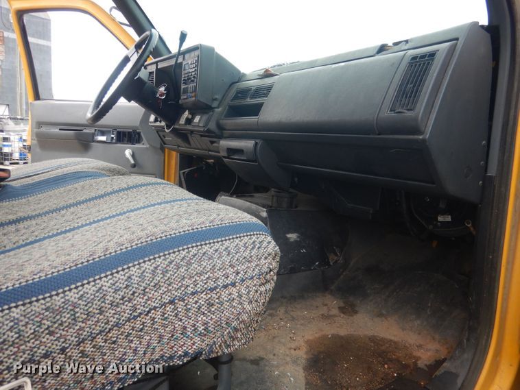 image for item HU9409 1997 Chevrolet C6500  box truck