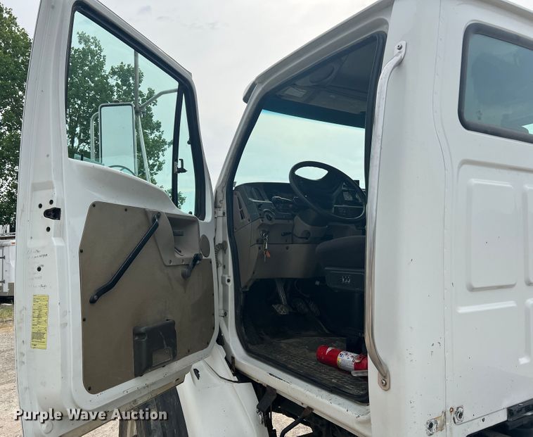 image for item KC9851 2007 Sterling LT7500  truck cab and chassis