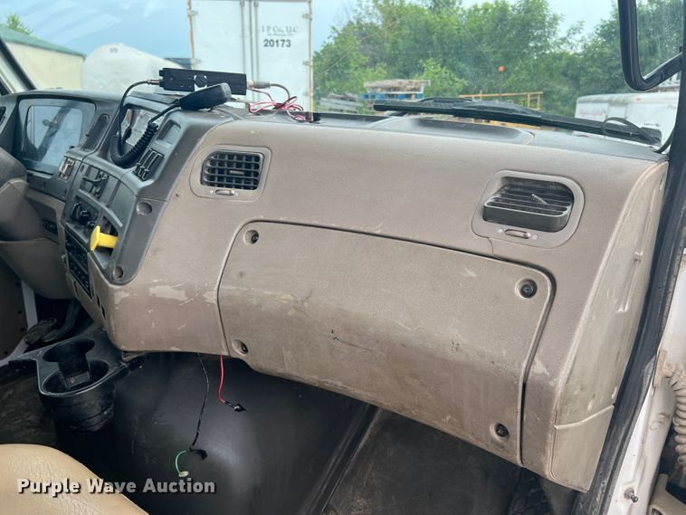 image for item KC9851 2007 Sterling LT7500  truck cab and chassis