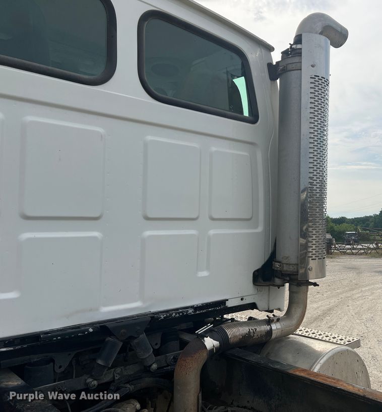 image for item KC9851 2007 Sterling LT7500  truck cab and chassis