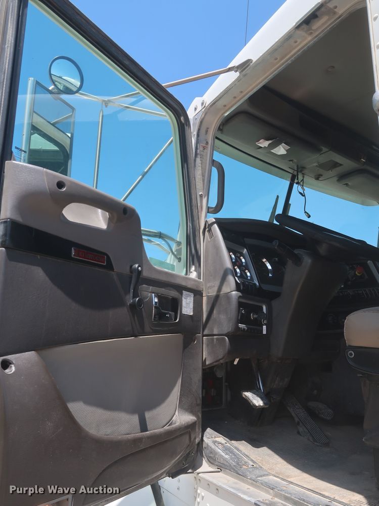 image for item KR9884 2008 Kenworth T800  semi truck