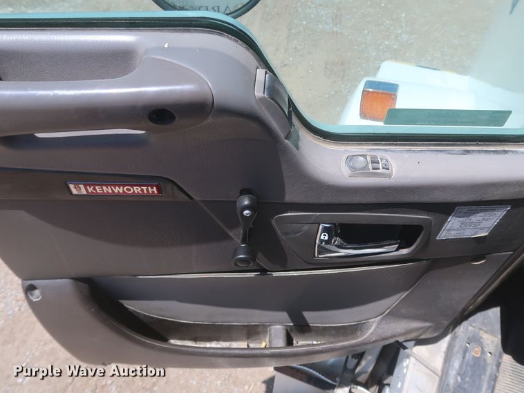 image for item KR9884 2008 Kenworth T800  semi truck