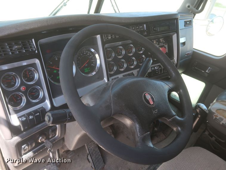 image for item KR9884 2008 Kenworth T800  semi truck