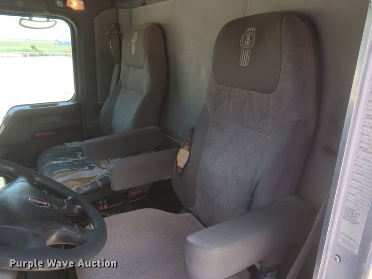 image for item KR9884 2008 Kenworth T800  semi truck