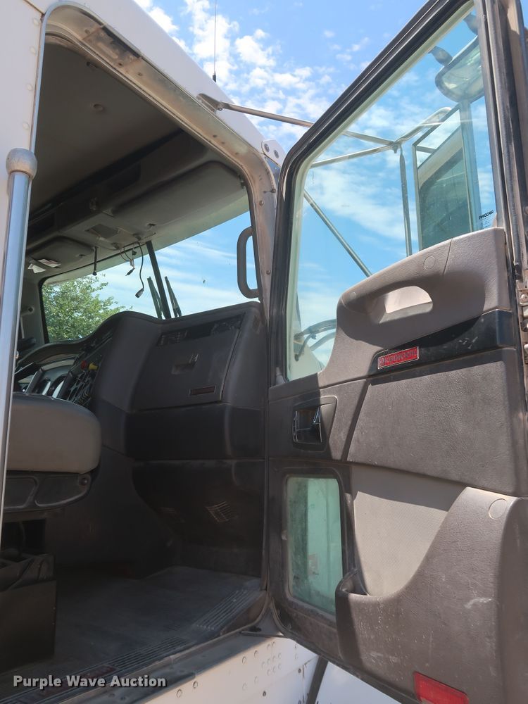 image for item KR9884 2008 Kenworth T800  semi truck