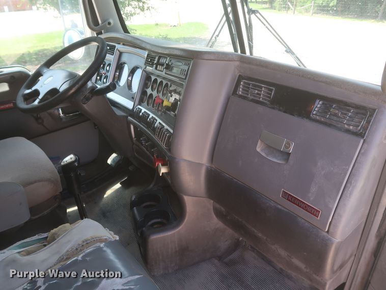 image for item KR9884 2008 Kenworth T800  semi truck