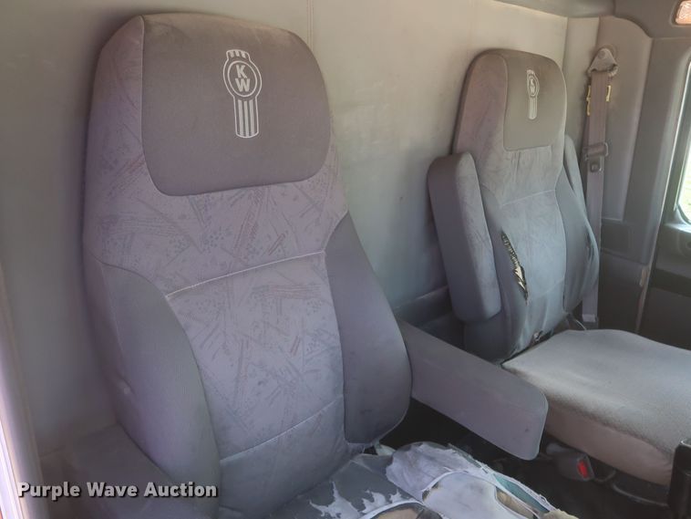 image for item KR9884 2008 Kenworth T800  semi truck