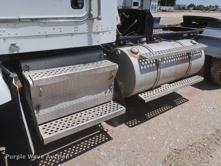 image for item KR9884 2008 Kenworth T800  semi truck