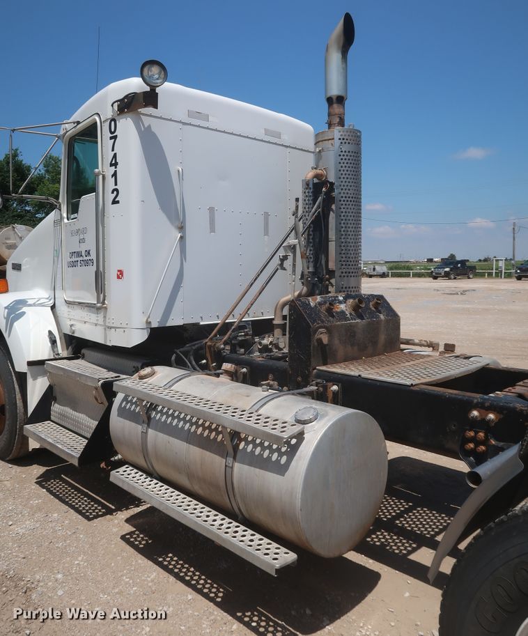 image for item KR9884 2008 Kenworth T800  semi truck