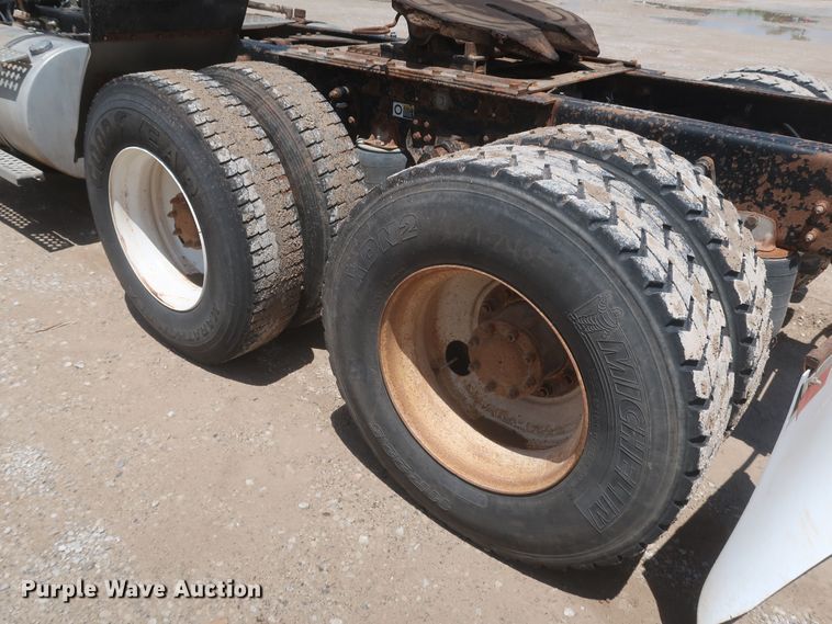 image for item KR9884 2008 Kenworth T800  semi truck