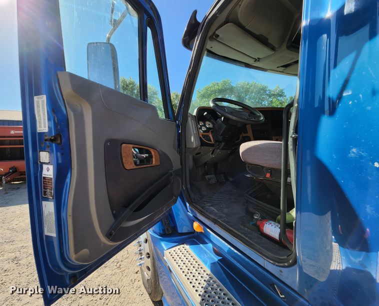 image for item KT9884 2010 International ProStar  semi truck