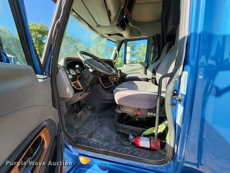 image for item KT9884 2010 International ProStar  semi truck