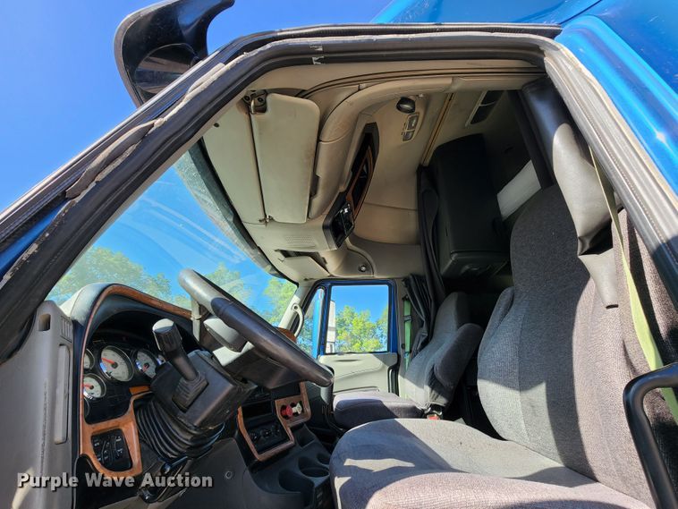 image for item KT9884 2010 International ProStar  semi truck