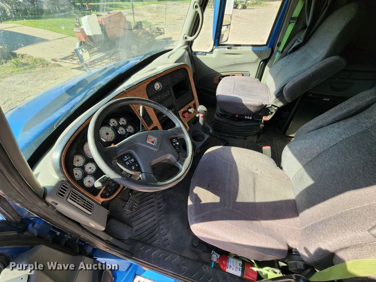 image for item KT9884 2010 International ProStar  semi truck