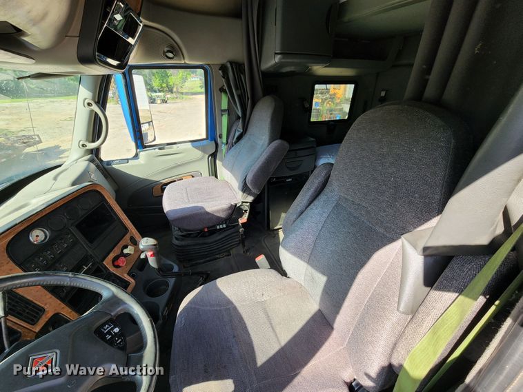 image for item KT9884 2010 International ProStar  semi truck