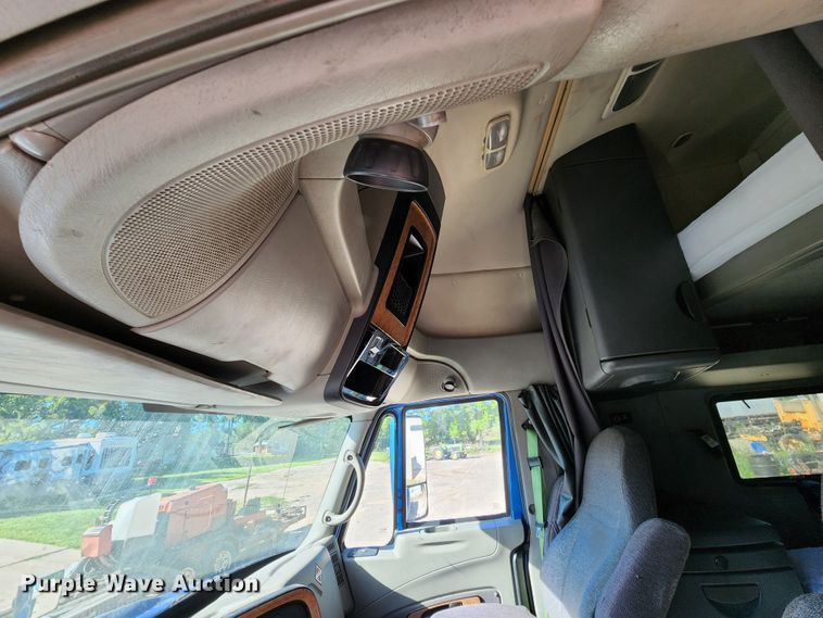 image for item KT9884 2010 International ProStar  semi truck