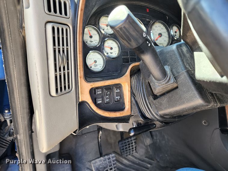 image for item KT9884 2010 International ProStar  semi truck