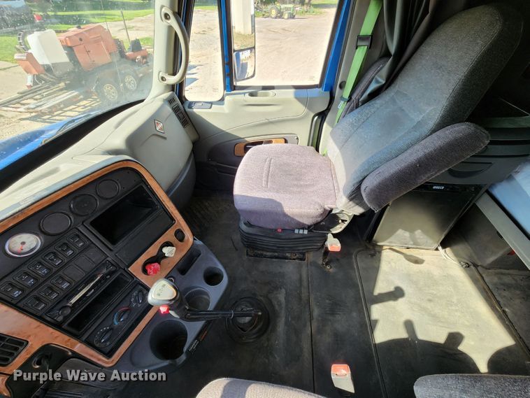 image for item KT9884 2010 International ProStar  semi truck