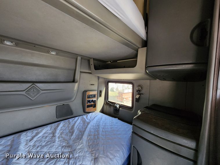 image for item KT9884 2010 International ProStar  semi truck