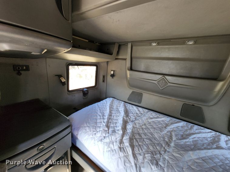 image for item KT9884 2010 International ProStar  semi truck