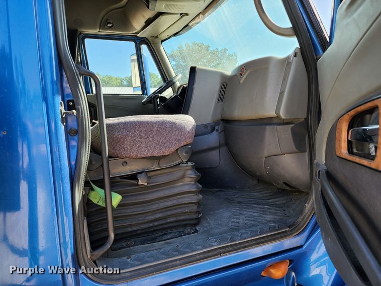 image for item KT9884 2010 International ProStar  semi truck