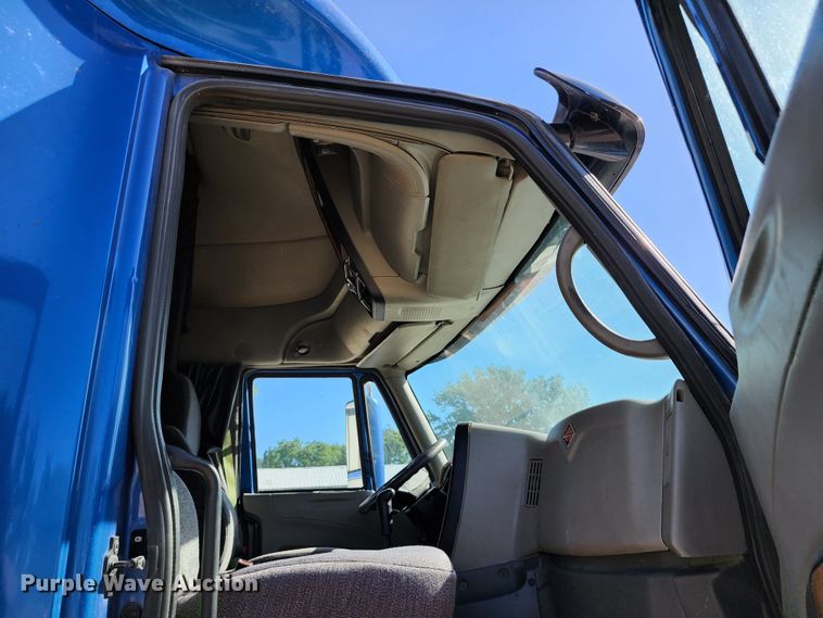 image for item KT9884 2010 International ProStar  semi truck