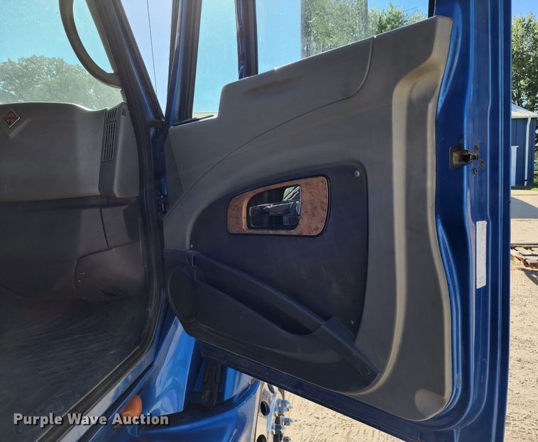 image for item KT9884 2010 International ProStar  semi truck