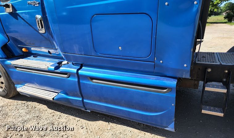 image for item KT9884 2010 International ProStar  semi truck