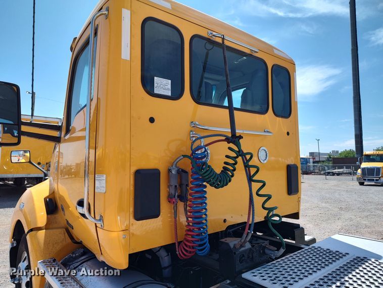 image for item LU9107 2019 Kenworth T680  semi truck