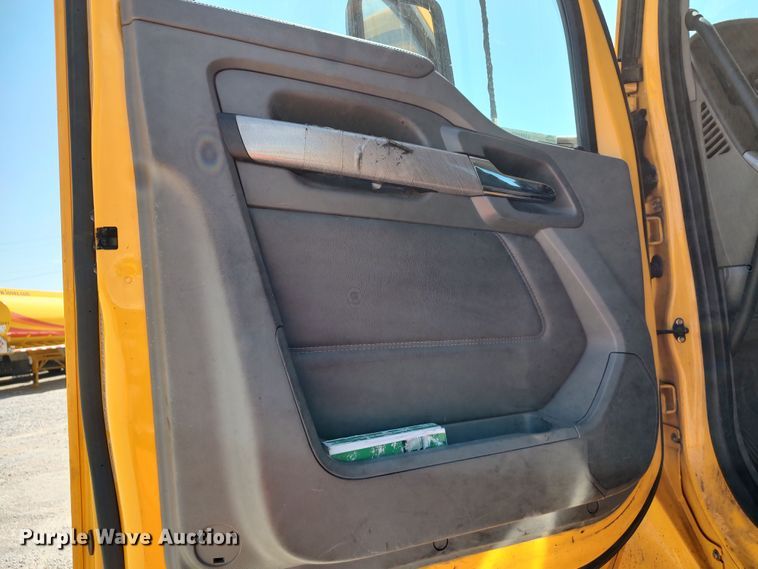 image for item LU9107 2019 Kenworth T680  semi truck