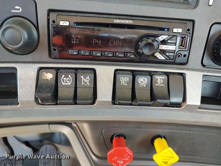 image for item LU9107 2019 Kenworth T680  semi truck