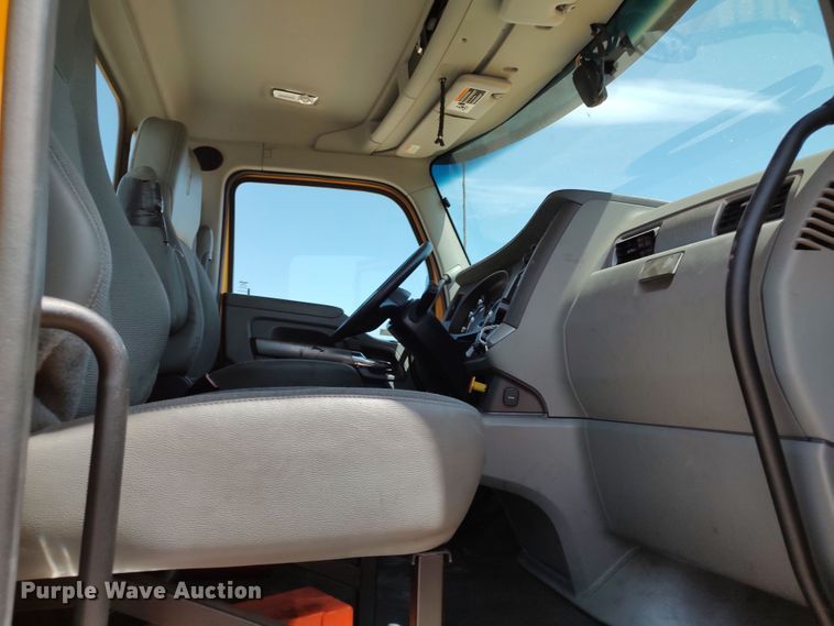 image for item LU9107 2019 Kenworth T680  semi truck