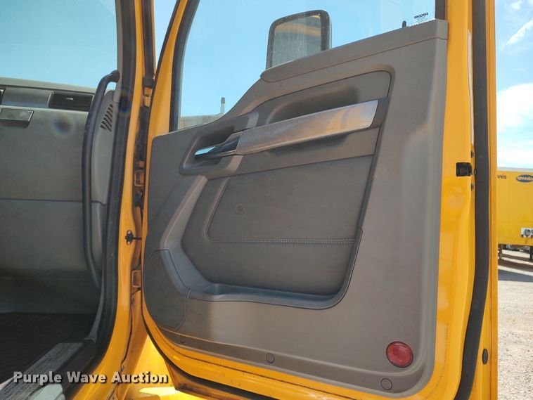 image for item LU9107 2019 Kenworth T680  semi truck