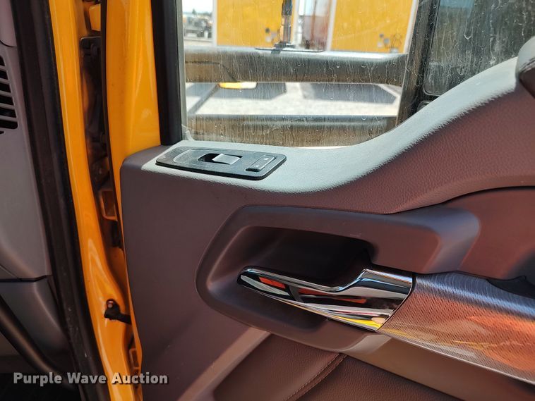 image for item LU9107 2019 Kenworth T680  semi truck