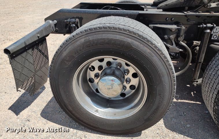 image for item LU9107 2019 Kenworth T680  semi truck