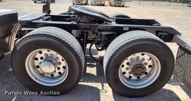 image for item LU9107 2019 Kenworth T680  semi truck