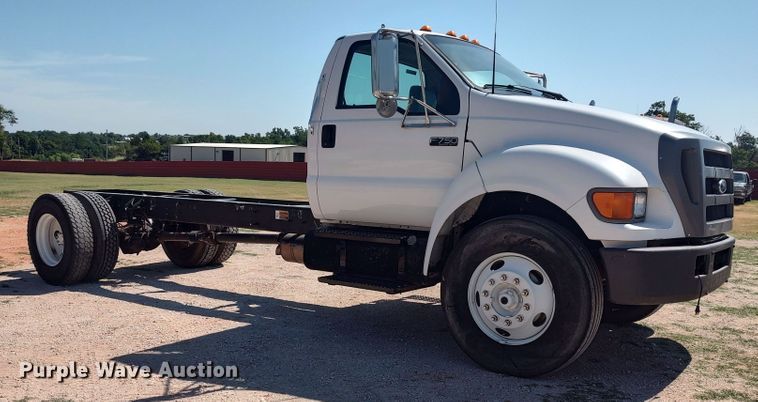 image for item LU9151 2004 Ford F750 Super Duty XL  truck cab and chassis