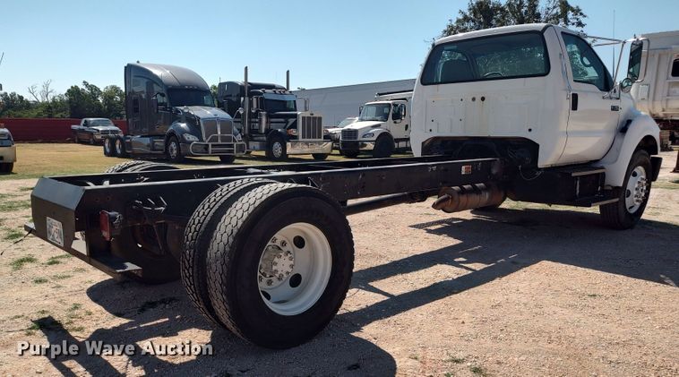 image for item LU9151 2004 Ford F750 Super Duty XL  truck cab and chassis