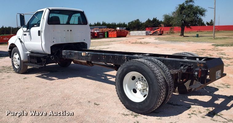 image for item LU9151 2004 Ford F750 Super Duty XL  truck cab and chassis