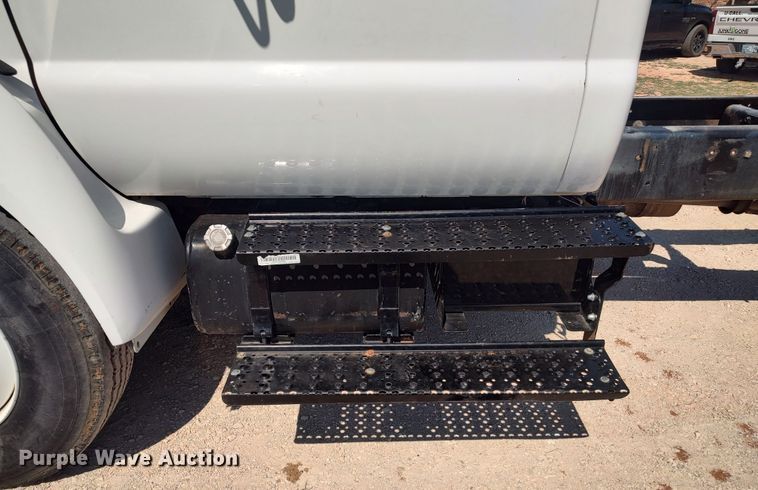 image for item LU9151 2004 Ford F750 Super Duty XL  truck cab and chassis