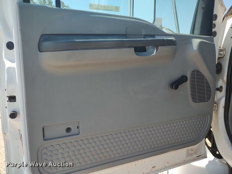 image for item LU9151 2004 Ford F750 Super Duty XL  truck cab and chassis