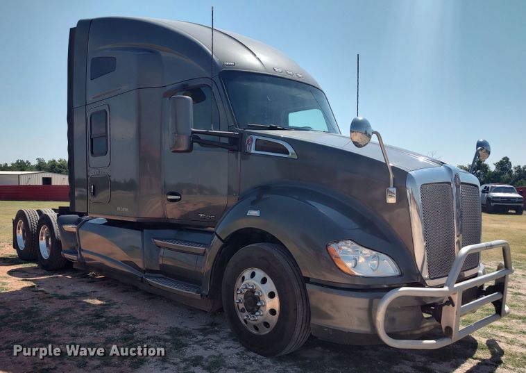image for item LU9153 2014 Kenworth T680  semi truck