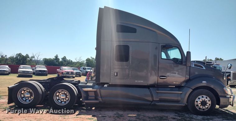 image for item LU9153 2014 Kenworth T680  semi truck