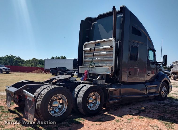 image for item LU9153 2014 Kenworth T680  semi truck